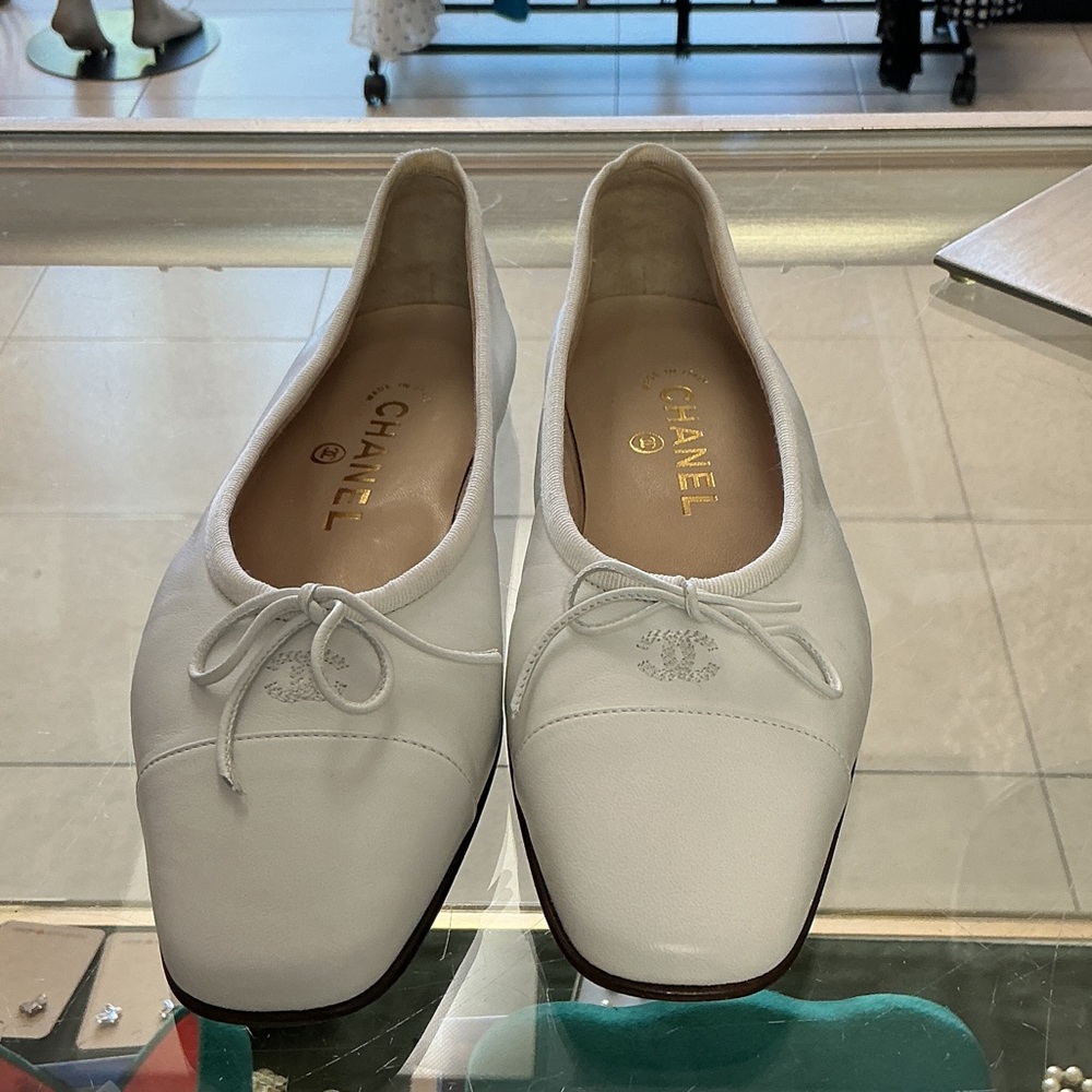 CHANEL White Leather Flats with Bow